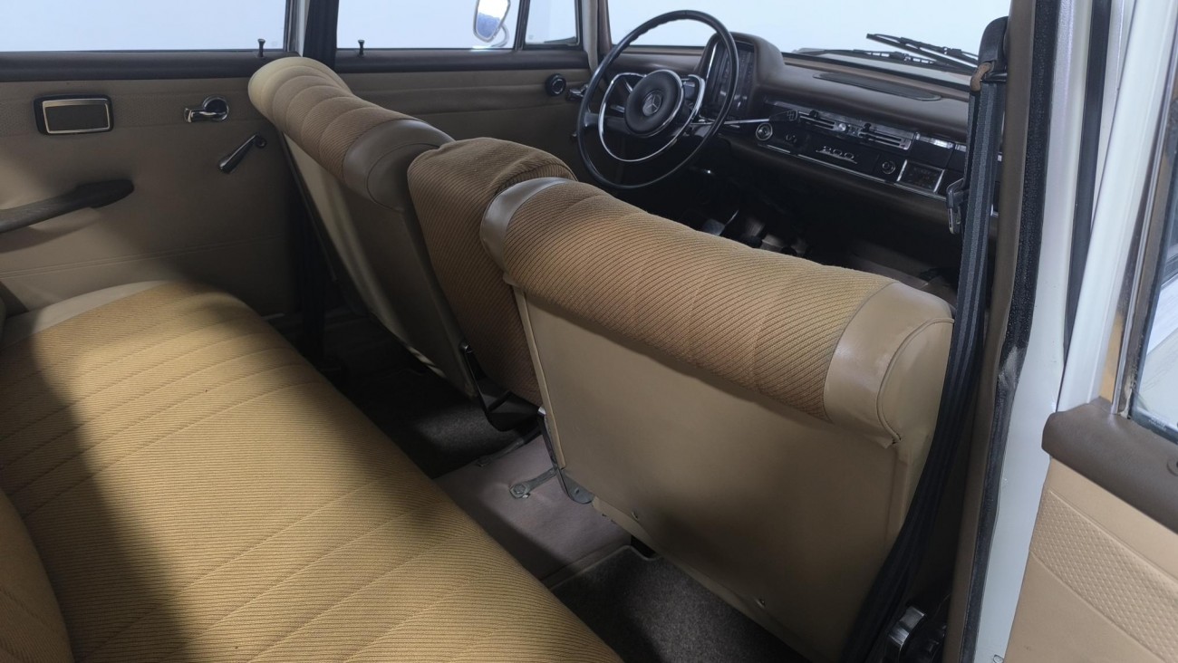 Mercedes-Benz 200 W110 Heckflosse – An fabricatie 1966 – 2.0 Benzină – 105 CP – Oldtimer Mercedes-Benz 200 W110 Heckflosse – An fabricatie 1966 – 2.0 Benzină – 105 CP – Oldtimer