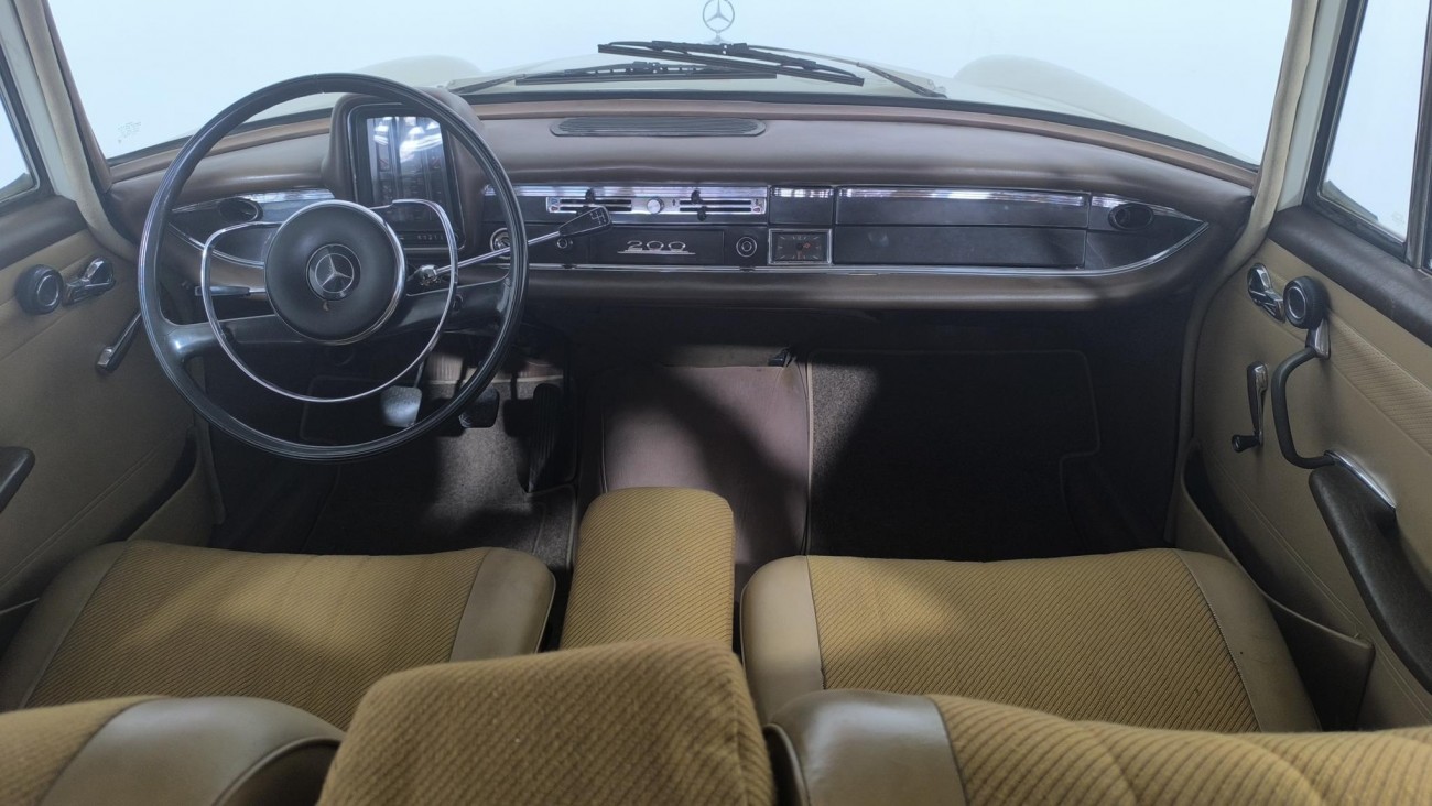 Mercedes-Benz 200 W110 Heckflosse – An fabricatie 1966 – 2.0 Benzină – 105 CP – Oldtimer Mercedes-Benz 200 W110 Heckflosse – An fabricatie 1966 – 2.0 Benzină – 105 CP – Oldtimer