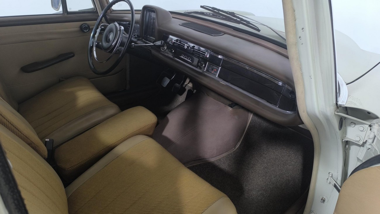 Mercedes-Benz 200 W110 Heckflosse – An fabricatie 1966 – 2.0 Benzină – 105 CP – Oldtimer Mercedes-Benz 200 W110 Heckflosse – An fabricatie 1966 – 2.0 Benzină – 105 CP – Oldtimer