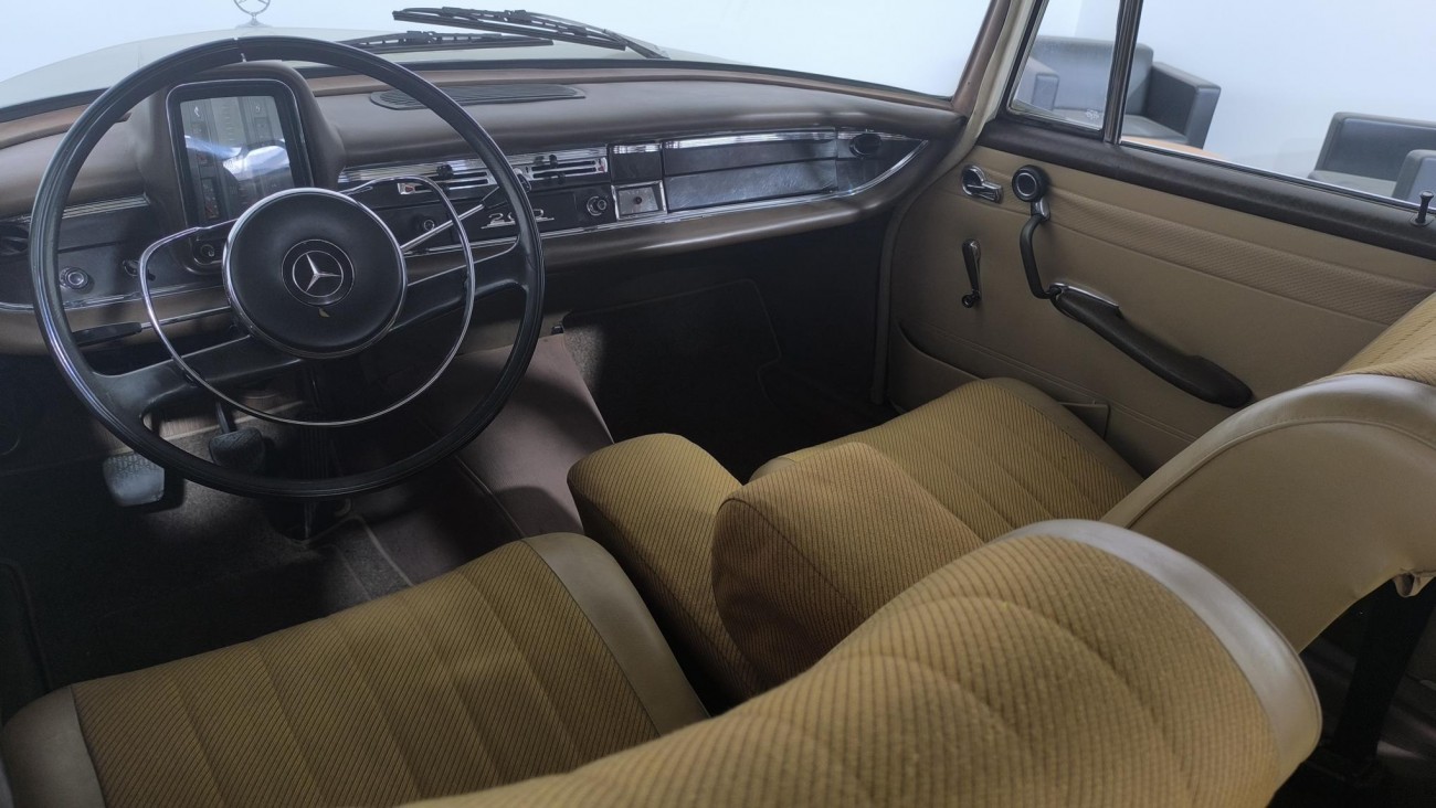 Mercedes-Benz 200 W110 Heckflosse – An fabricatie 1966 – 2.0 Benzină – 105 CP – Oldtimer Mercedes-Benz 200 W110 Heckflosse – An fabricatie 1966 – 2.0 Benzină – 105 CP – Oldtimer