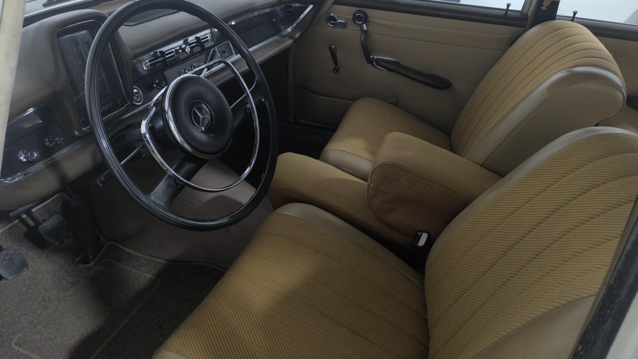 Mercedes-Benz 200 W110 Heckflosse – An fabricatie 1966 – 2.0 Benzină – 105 CP – Oldtimer Mercedes-Benz 200 W110 Heckflosse – An fabricatie 1966 – 2.0 Benzină – 105 CP – Oldtimer