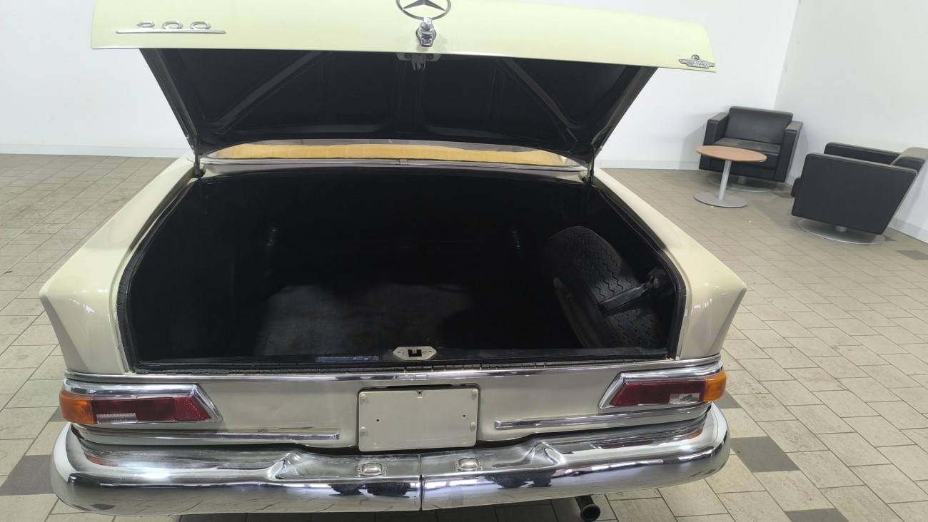 Mercedes-Benz 200 W110 Heckflosse – An fabricatie 1966 – 2.0 Benzină – 105 CP – Oldtimer Mercedes-Benz 200 W110 Heckflosse – An fabricatie 1966 – 2.0 Benzină – 105 CP – Oldtimer