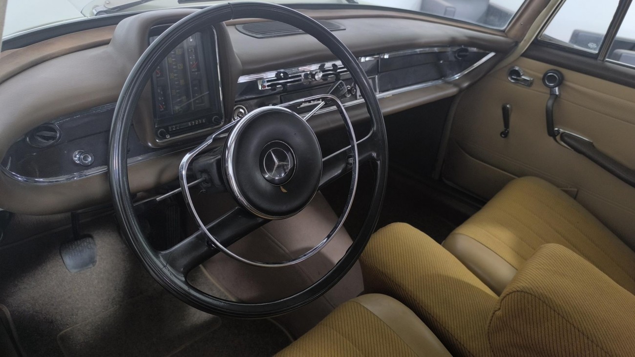 Mercedes-Benz 200 W110 Heckflosse – An fabricatie 1966 – 2.0 Benzină – 105 CP – Oldtimer Mercedes-Benz 200 W110 Heckflosse – An fabricatie 1966 – 2.0 Benzină – 105 CP – Oldtimer
