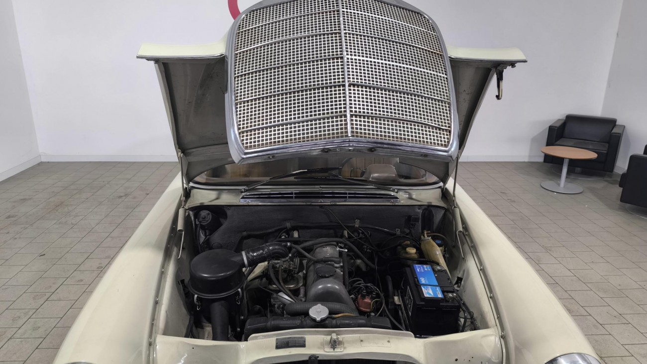 Mercedes-Benz 200 W110 Heckflosse – An fabricatie 1966 – 2.0 Benzină – 105 CP – Oldtimer Mercedes-Benz 200 W110 Heckflosse – An fabricatie 1966 – 2.0 Benzină – 105 CP – Oldtimer