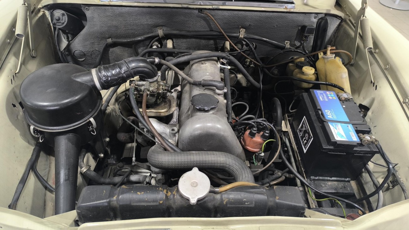 Mercedes-Benz 200 W110 Heckflosse – An fabricatie 1966 – 2.0 Benzină – 105 CP – Oldtimer Mercedes-Benz 200 W110 Heckflosse – An fabricatie 1966 – 2.0 Benzină – 105 CP – Oldtimer